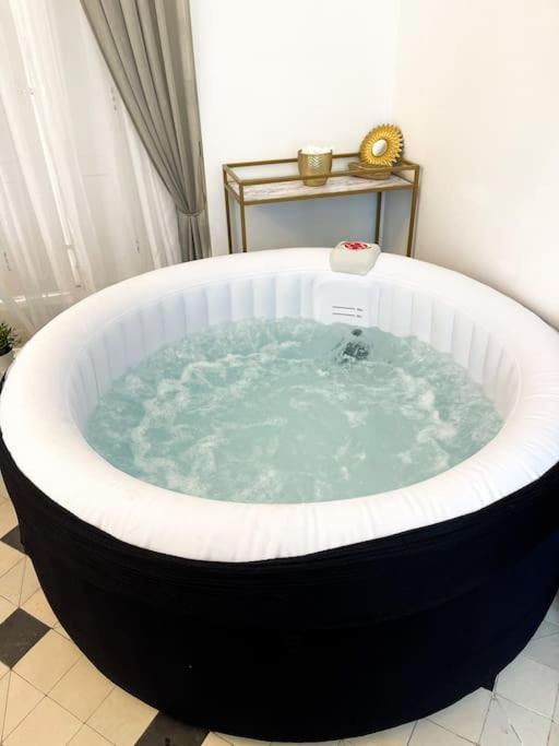 شقة Romantique Jacuzzi, Au Chateau A 30 Min De Paris Limay المظهر الخارجي الصورة